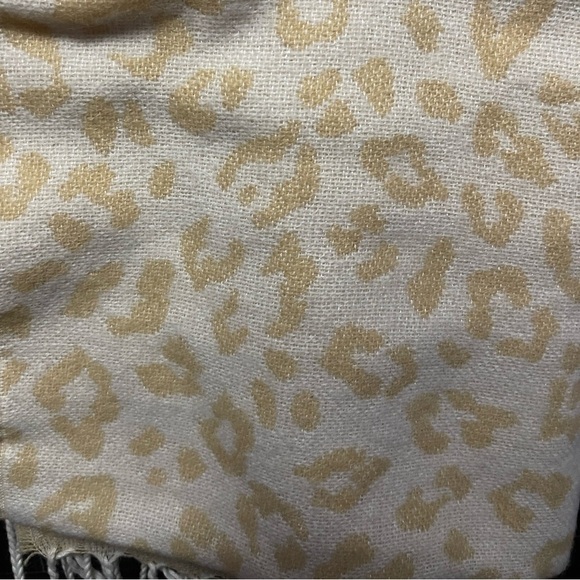 Steve Madden Blanket Scarf Ivory Fringe Trim - Picture 2 of 3